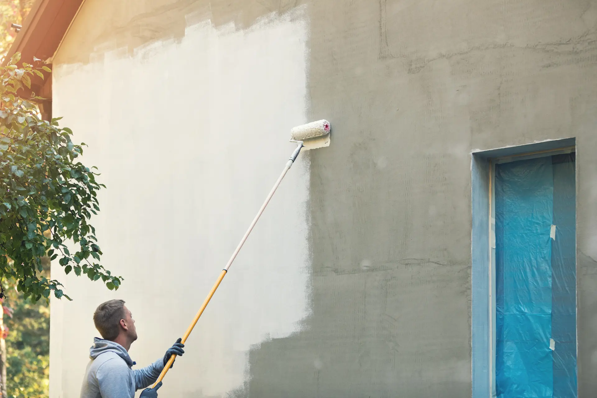 Pintor trabajando en una fachada en Tenerife